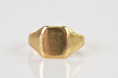 Lot 638 - A 9ct yellow gold signet ring with vacant...