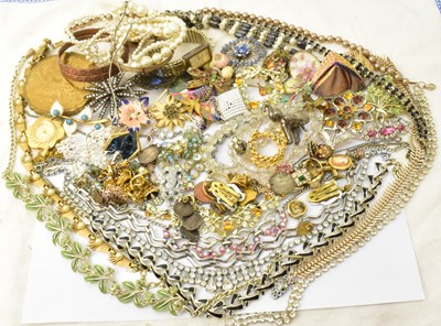 Lot 864 - Various items of modern and vintage costume...