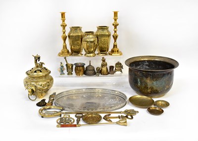 Lot 604 - A quantity of mixed metalware to include an...