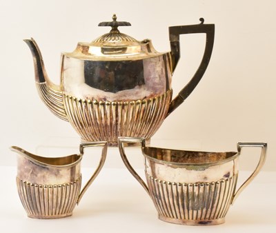 Lot 1116 - WALKER & HALL, SHEFFIELD; a three piece silver...