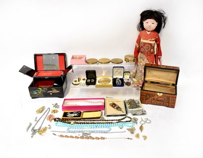Lot 1070 - A quantity of vintage costume jewellery to...