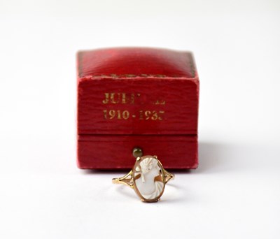 Lot 950 - A 9ct yellow gold cameo ring, size P, approx....