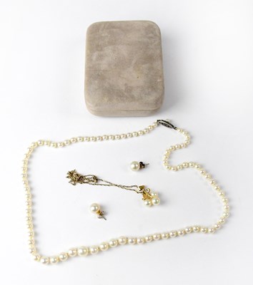Lot 1018 - An 18ct yellow gold pendant in the form of a...