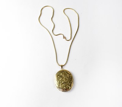 Lot 1022 - A 9ct yellow gold large oval locket with a...