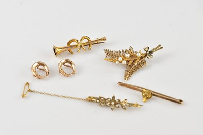 Lot 156 - A 9ct yellow gold seed pearl set fern brooch,...
