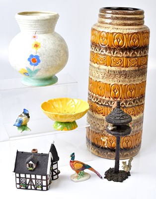 Lot 273 - A collectors' lot of ceramics, glass and...