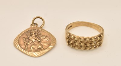 Lot 1372 - A 9ct yellow gold 'knot' ring with textured...