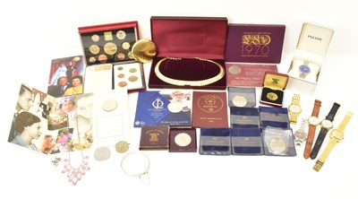 Lot 371 - Various items of costume jewellery including a...