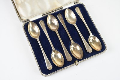 Lot 289 - WALKER & HALL; a cased set of six George V...