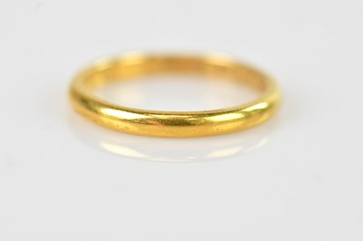Lot 613 - A 22ct yellow gold wedding band, size K,...