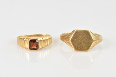Lot 618 - A 9ct yellow gold gentleman's signet ring with...