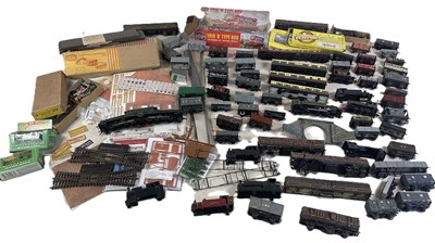 Lot 170 - A quantity of OO scale railway items, mainly...