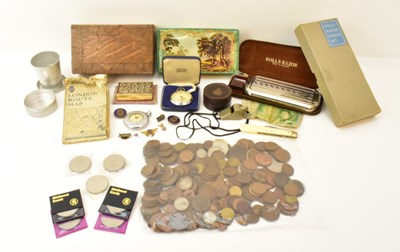 Lot 389 - A group of mixed collectables including...