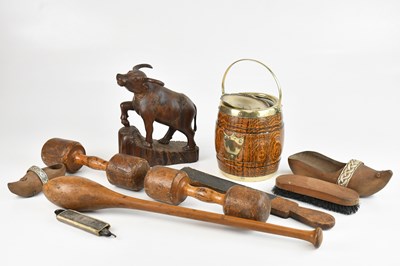 Lot 1209 - A small group of collectors' items including a...