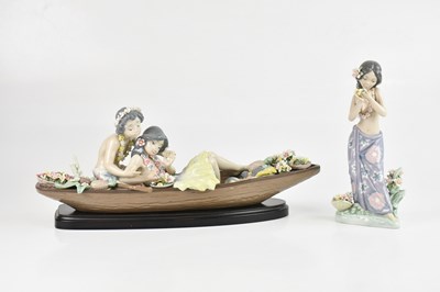Lot 1201 - LLADRÓ; a 'Galanteo Hawaiano' figure group, on...