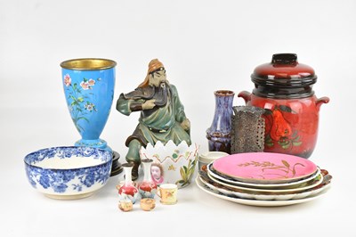 Lot 1502 - A mixed collection of decorative ceramics...