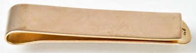 Lot 845 - A 9ct yellow gold tie clip, length 4.9cm,...