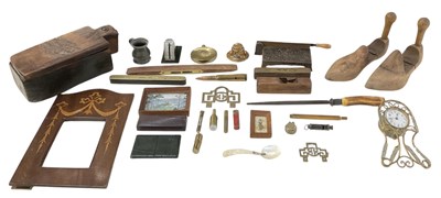 Lot 348 - A quantity of assorted collectors' items...