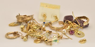 Lot 1489 - Various mixed gold and gold plated earrings.