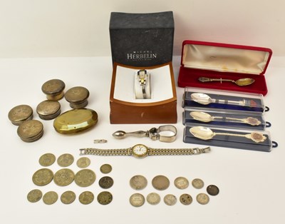Lot 403 - A group of mixed collectables including an...