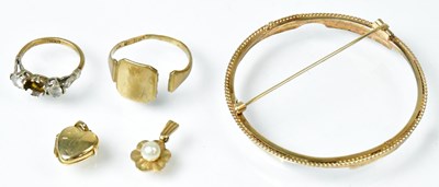 Lot 850 - A mixed lot of 9ct gold items, comprising a...