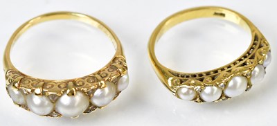 Lot 725 - An 18ct yellow gold ring set with five...