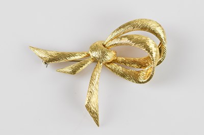 Lot 143 - An 18ct yellow textured gold bow brooch,...