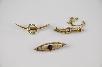 Lot 195 - A yellow metal and seed pearl bar brooch,...