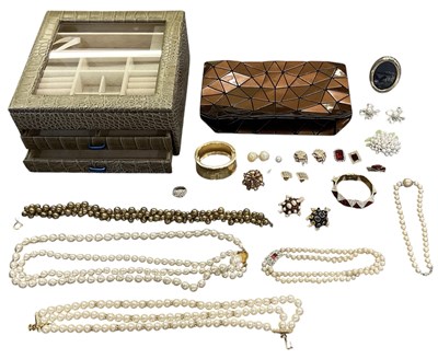 Lot 1550 - A small quantity of assorted costume jewellery...
