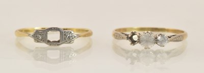 Lot 1401 - An 18ct yellow gold ring with platinum head,...