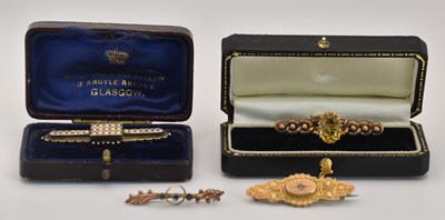 Lot 1508 - Four 9ct gold and gold coloured metal bar...