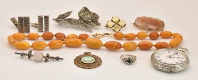 Lot 1551 - A small quantity of costume jewellery,...