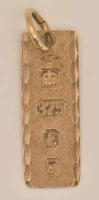 Lot 1460 - A 9ct yellow gold ingot style necklace pendant,...