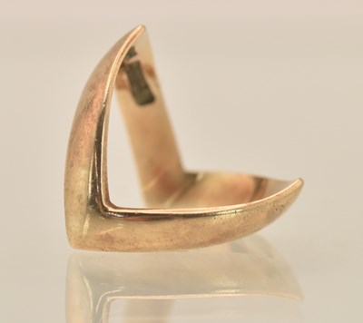 Lot 1387 - A 9ct yellow gold wishbone ring, size M,...