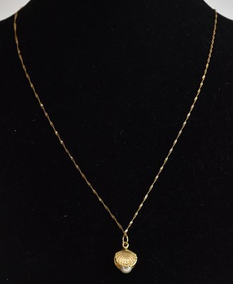 Lot 1470 - A 9ct yellow gold dainty necklace, with a clam...