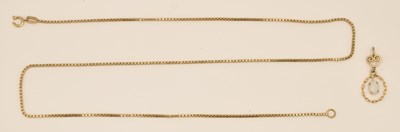 Lot 1462 - A 9ct yellow gold dainty box link necklace,...