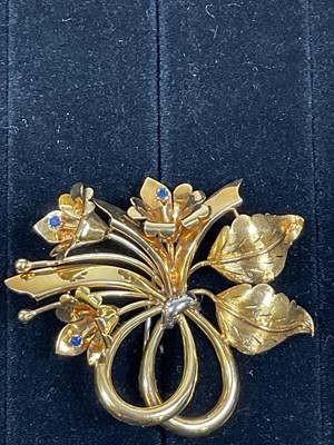 Lot 524 - An 18ct yellow gold flower and leaf spray...