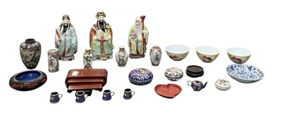 Lot 1083 - A group of assorted Chinese and Oriental items,...