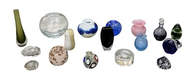 Lot 666 - Seventeen pieces of assorted art glass,...