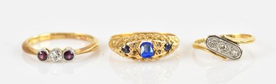 Lot 508 - An 18ct yellow gold three stone dress ring,...