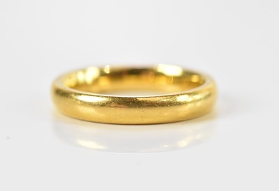 Lot 537 - A 22ct yellow gold wedding band, size K,...