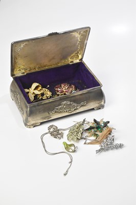 Lot 775 - A small selection of assorted costume...