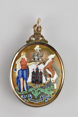 Lot 311 - A 9ct yellow gold and enamel pendant featuring...