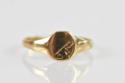Lot 696 - A yellow metal signet ring, tests as 9.19kt...