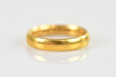 Lot 491 - A 22ct yellow gold wedding band, size O,...