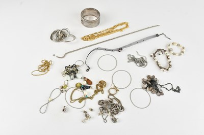 Lot 724 - A small collection of costume jewellery...