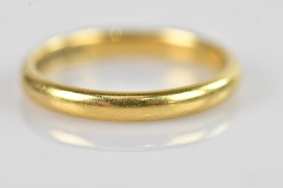Lot 539 - An 18ct yellow gold wedding band, size Q,...