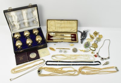 Lot 1560 - Various items of vintage and antique costume...