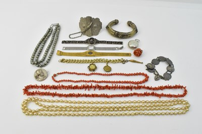 Lot 1561 - Various items of mixed costume jewellery and...