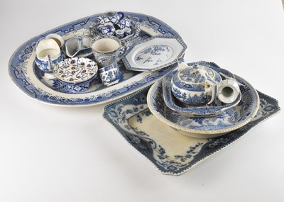 Lot 1526 - A collection of blue and white ceramics...